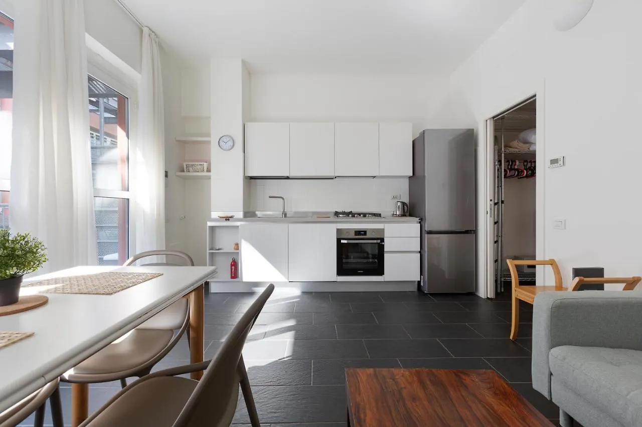 Guesthost - Industrial Design Apt Near M4 Tolstoj Milan