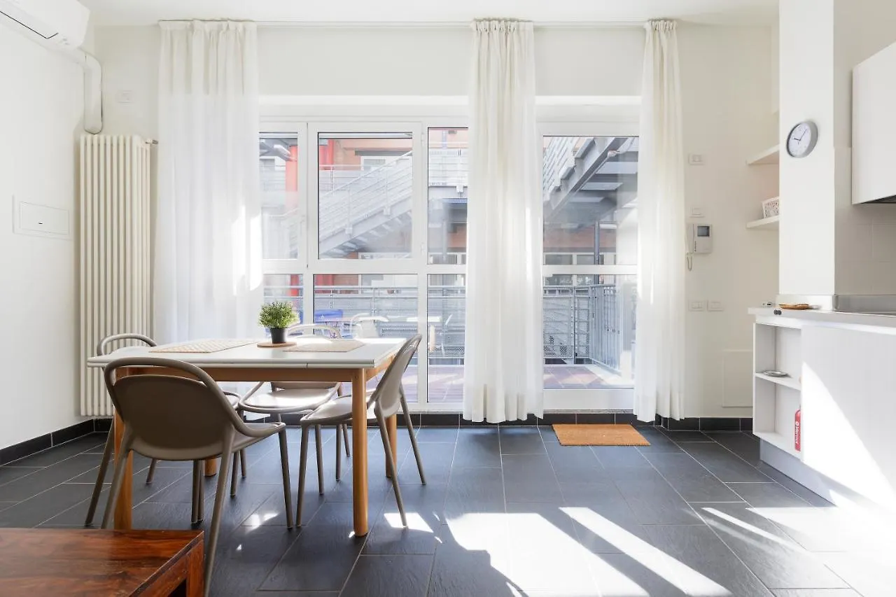 Apartment Guesthost - Industrial Design Apt Near M4 Tolstoj Milan