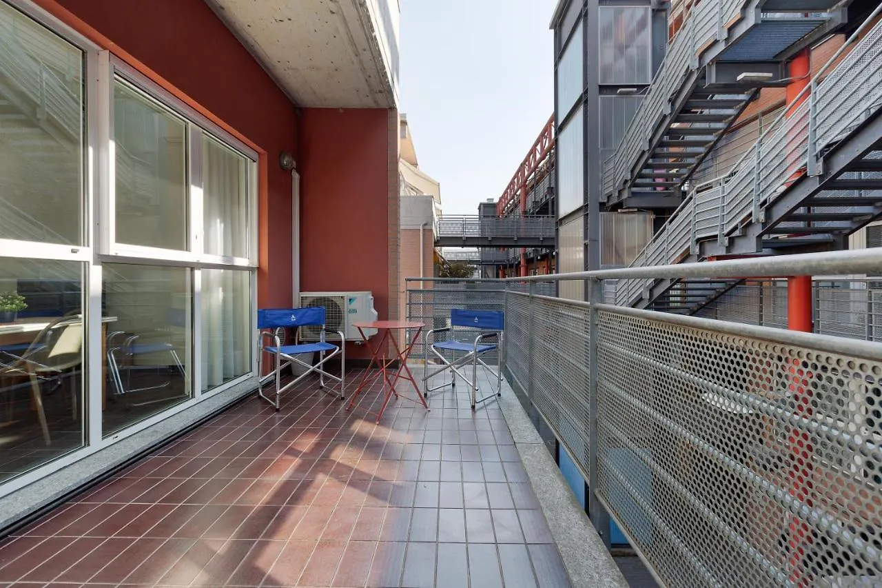 Apartment Guesthost - Industrial Design Apt Near M4 Tolstoj Milan