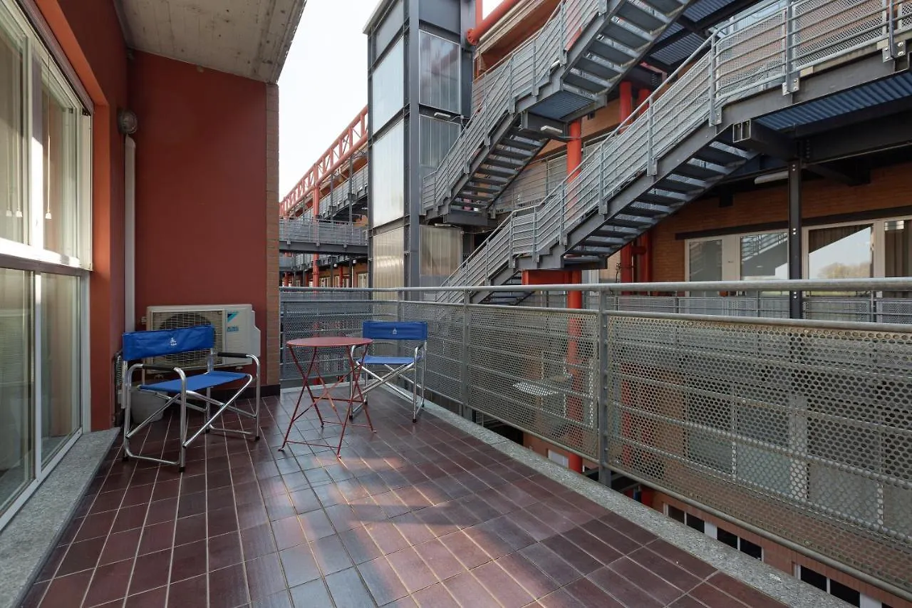 Guesthost - Industrial Design Apt Near M4 Tolstoj Milan Italy